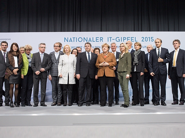Angela Merkel mit Teilnehmern des IT-Gipfels
