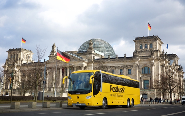 Postbus vor dem Berliner Reichstag